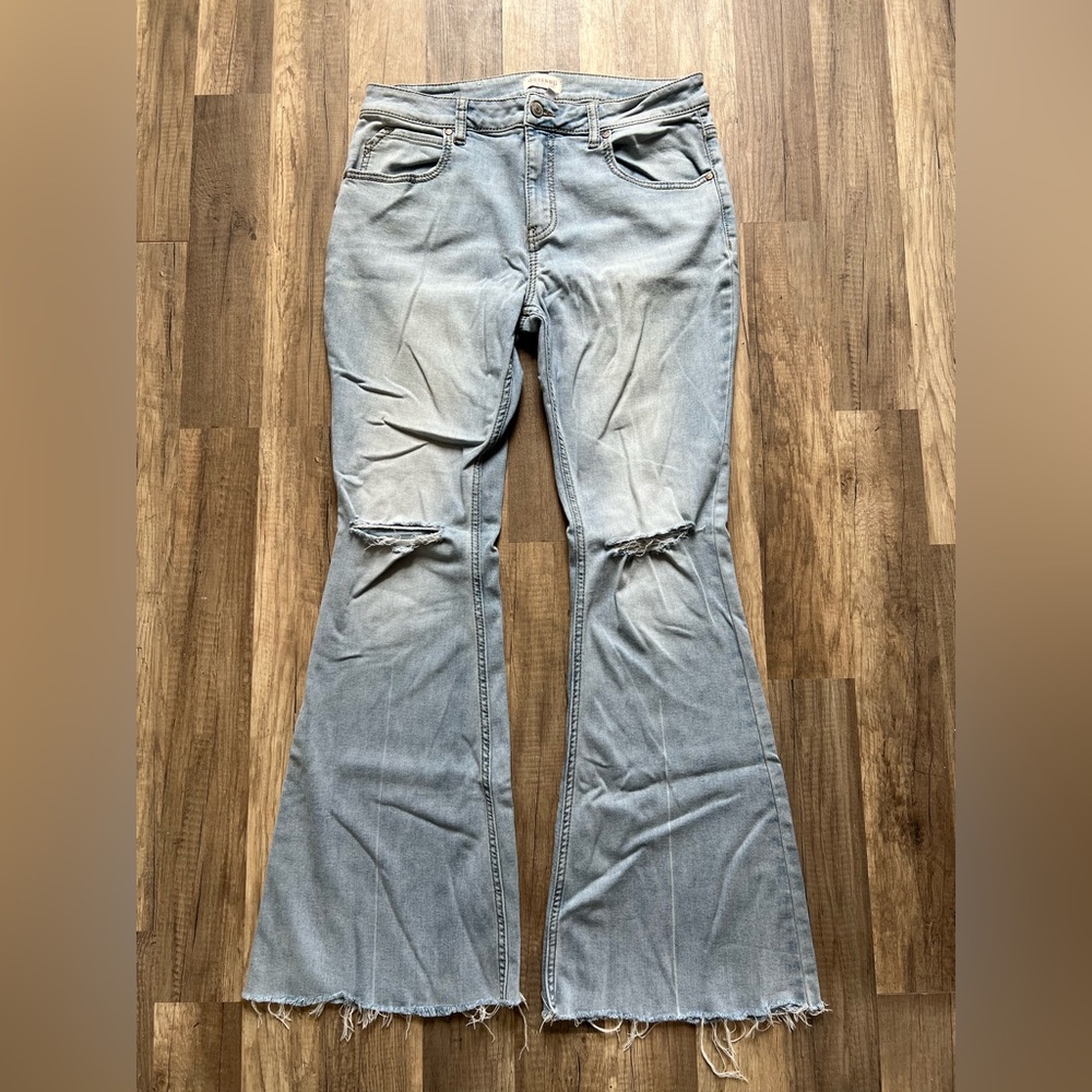 Shyanne Woman’s Light Wash Distressed Western Style Bootcut Jeans Size 32